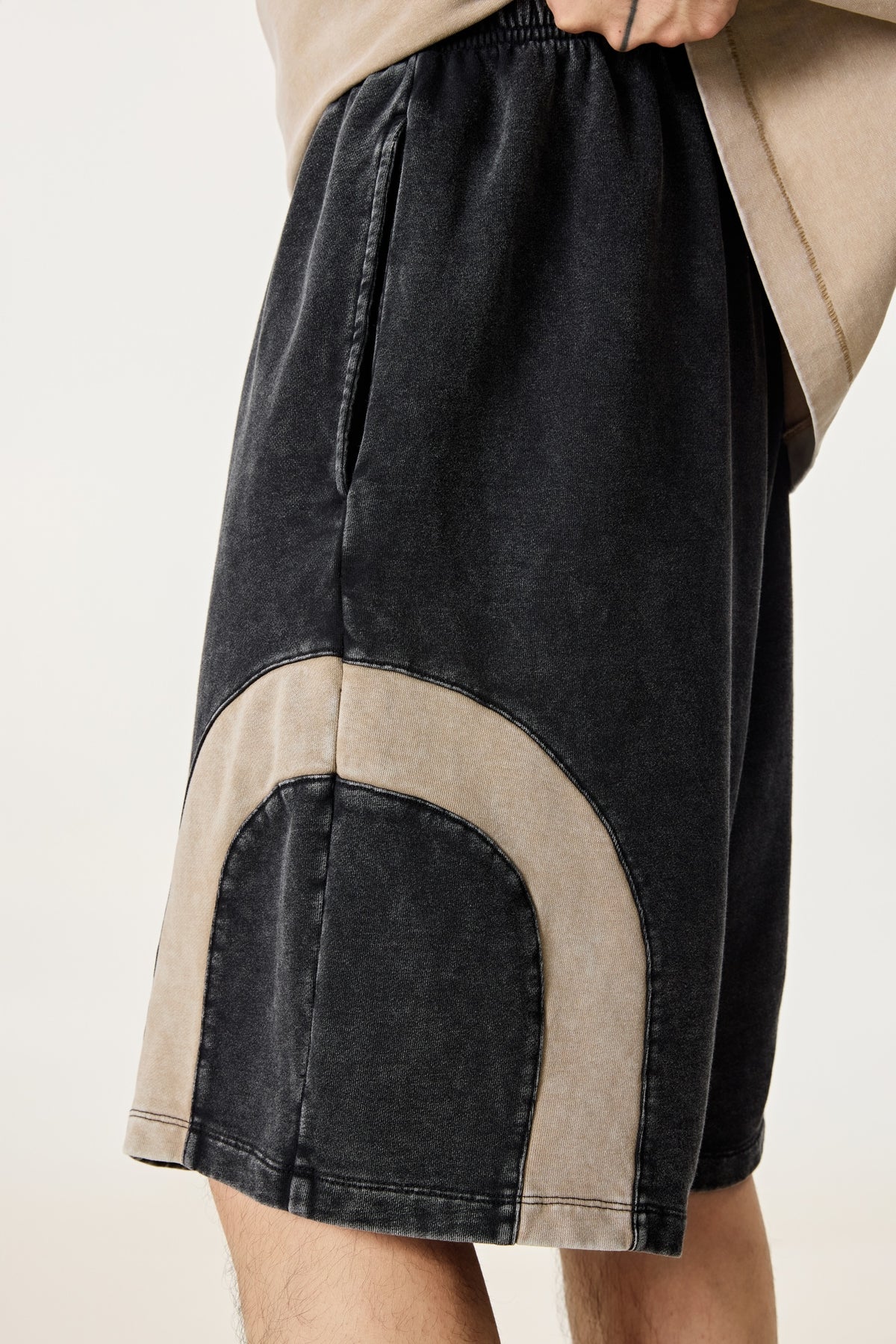 330GSM Unisex Heavyweight Contrast-Panel Snow-Washed Shorts Black/Khaki